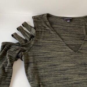 Rock&Republic Cold shoulder long sleeve top,size XL,measures-Chest-44”,Length-26